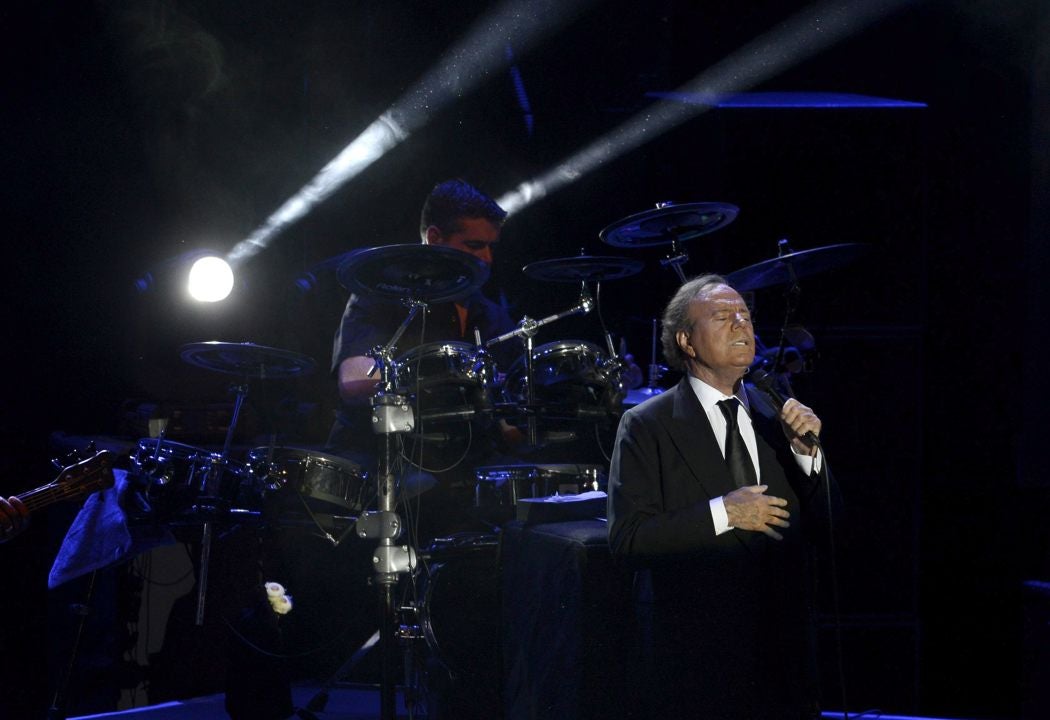 Las primeras palabras de las víctimas que han denunciado a Julio Iglesias: "Lo lleva haciendo desde hace muchos años" Las primeras palabras de las víctimas que han denunciado a Julio Iglesias: "Lo lleva haciendo desde hace muchos años"