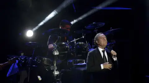 Julio Iglesias durante una actuación en una imagen de archivo. Julio Iglesias durante una actuación en una imagen de archivo.