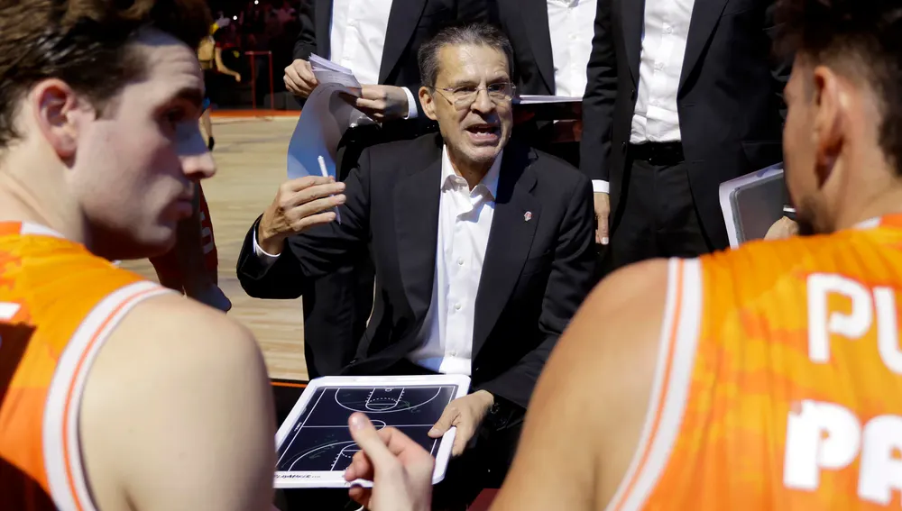 Valencia Basket cerró este lunes su maratón de ocho encuentros en menos de dieciséis días con un balance de seis triunfos y dos derrotas y con la lesión de Nate Reuvers, que sufrió un esguince en el tobillo izquierdo Valencia Basket cerró este lunes su maratón de ocho encuentros en menos de dieciséis días con un balance de seis triunfos y dos derrotas y con la lesión de Nate Reuvers, que sufrió un esguince en el tobillo izquierdo