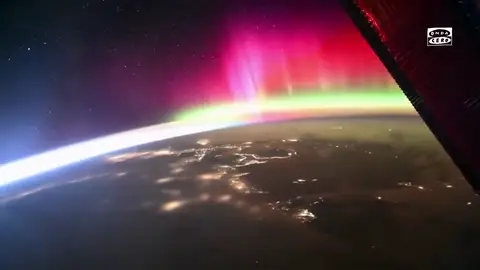 Las impresionantes imágenes de una aurora boreal vista desde el espacio Las impresionantes imágenes de una aurora boreal vista desde el espacio