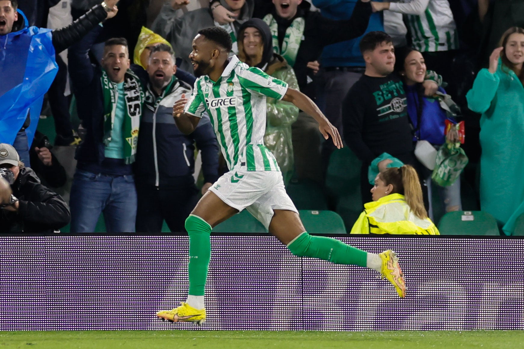 Bakambu vuelve para ser el delantero titular ante el Elche Bakambu vuelve para ser el delantero titular ante el Elche