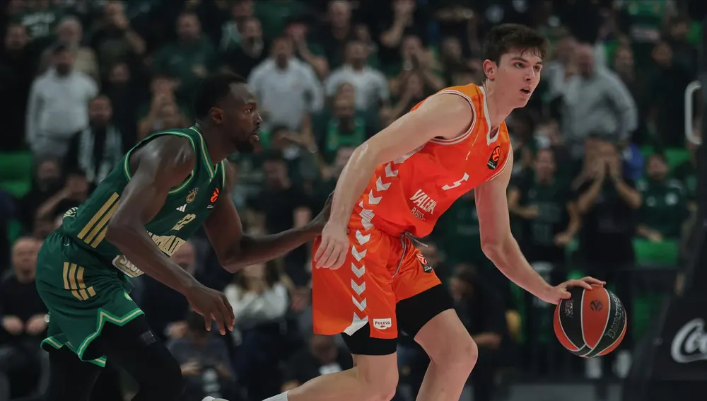 Sergio De Larrea escapa de un rival del Panathinaikos Sergio De Larrea escapa de un rival del Panathinaikos