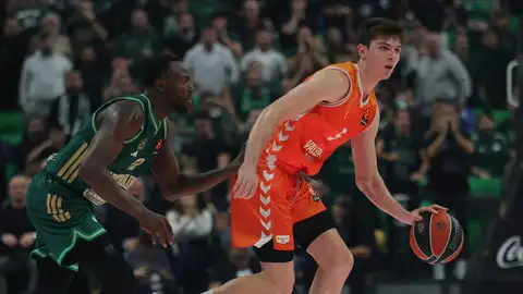 Sergio De Larrea escapa de un rival del Panathinaikos Sergio De Larrea escapa de un rival del Panathinaikos