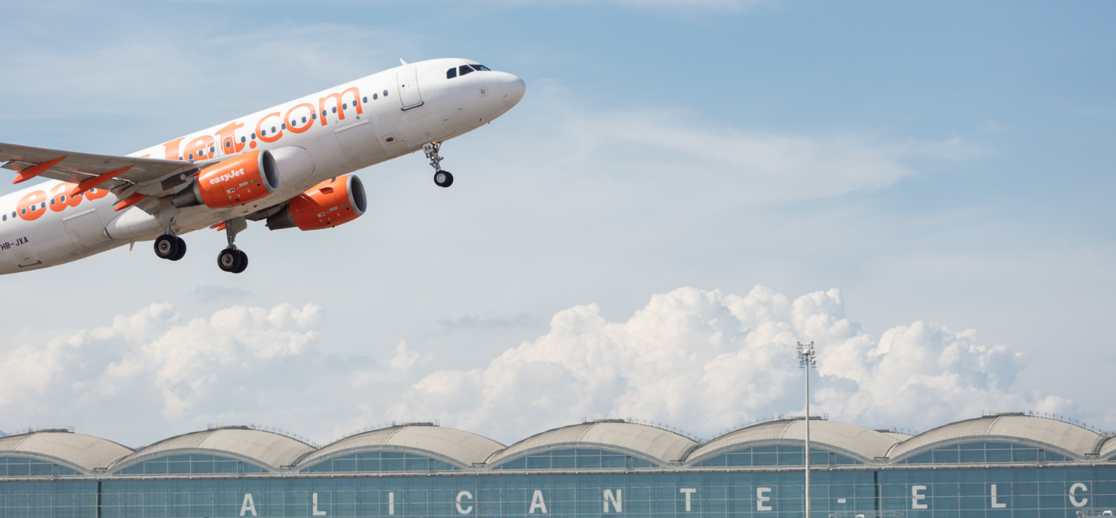 El turismo se consolida en la Marina Baixa mientras el aeropuerto de Alicante roza los 20 millones de pasajeros El turismo se consolida en la Marina Baixa mientras el aeropuerto de Alicante roza los 20 millones de pasajeros