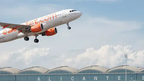 El turismo se consolida en la Marina Baixa mientras el aeropuerto de Alicante roza los 20 millones de pasajeros El turismo se consolida en la Marina Baixa mientras el aeropuerto de Alicante roza los 20 millones de pasajeros