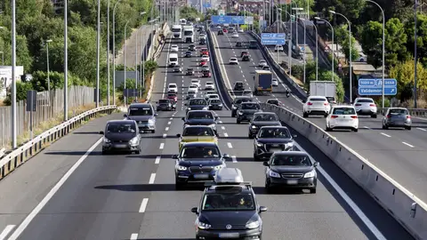 IMAGEN DE ARCHIVO La DGT avisa a los conductores 'chicle': "Puede pegarse... tú no"