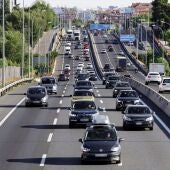 La DGT avisa a los conductores 'chicle': "Puede pegarse... tú no"