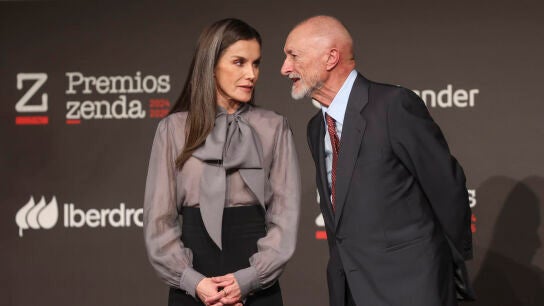 La reina Letizia (i) conversa con el escritor Arturo P&eacute;rez-Reverte (d), editor y cofundador de Zenda, durante la ceremonia de entrega de los Premios Zenda 2024-2025, con los que se reconoce el esfuerzo y el talento de escritores, libreros y editores.