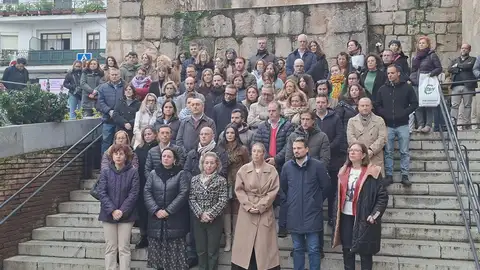 Minuto de silencio --con participación de la presidenta en funciones, María Guardiola-- a las puertas de Presidencia de la Junta de Extremadura, en Mérida, en recuerdo de la última mujer asesinada por violencia machista en la región Minuto de silencio --con participación de la presidenta en funciones, María Guardiola-- a las puertas de Presidencia de la Junta de Extremadura, en Mérida, en recuerdo de la última mujer asesinada por violencia machista en la región