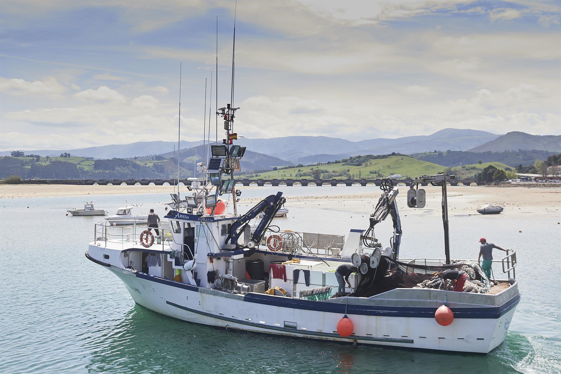 La Federación de Cofradías de Pescadores cántabra amarra la flota y cierra las lonjas hoy por el nuevo control La Federación de Cofradías de Pescadores cántabra amarra la flota y cierra las lonjas hoy por el nuevo control