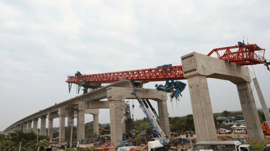 As&iacute; ha quedado el tren y el puente tras la ca&iacute;da de la gr&uacute;a