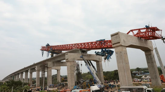 Así ha quedado el tren y el puente tras la caída de la grúa Así ha quedado el tren y el puente tras la caída de la grúa