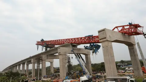 Así ha quedado el tren y el puente tras la caída de la grúa Así ha quedado el tren y el puente tras la caída de la grúa