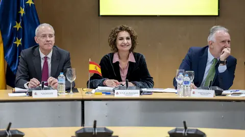El secretario de Estado de Hacienda, Jesús Gascón Catalán; la vicepresidenta primera y ministra de Hacienda, María Jesús Montero, y el ministro de Política Territorial y Memoria Democrática, Ángel Víctor Torres El secretario de Estado de Hacienda, Jesús Gascón Catalán; la vicepresidenta primera y ministra de Hacienda, María Jesús Montero, y el ministro de Política Territorial y Memoria Democrática, Ángel Víctor Torres/ Alberto Ortega / Europa Press