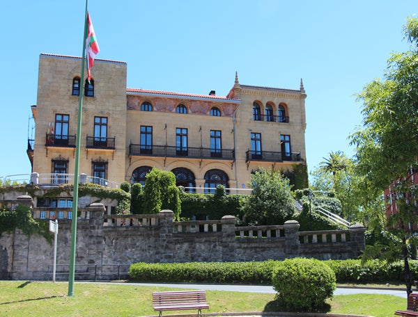 Ertzaintza y Policía Municipal registran el Ayuntamiento de Getxo por la investigación del derribo del palacete Ertzaintza y Policía Municipal registran el Ayuntamiento de Getxo por la investigación del derribo del palacete