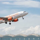Un avión despega del Aeropuerto Alicante-Elche 'Miguel Hernández'. Un avión despega del Aeropuerto Alicante-Elche 'Miguel Hernández'.