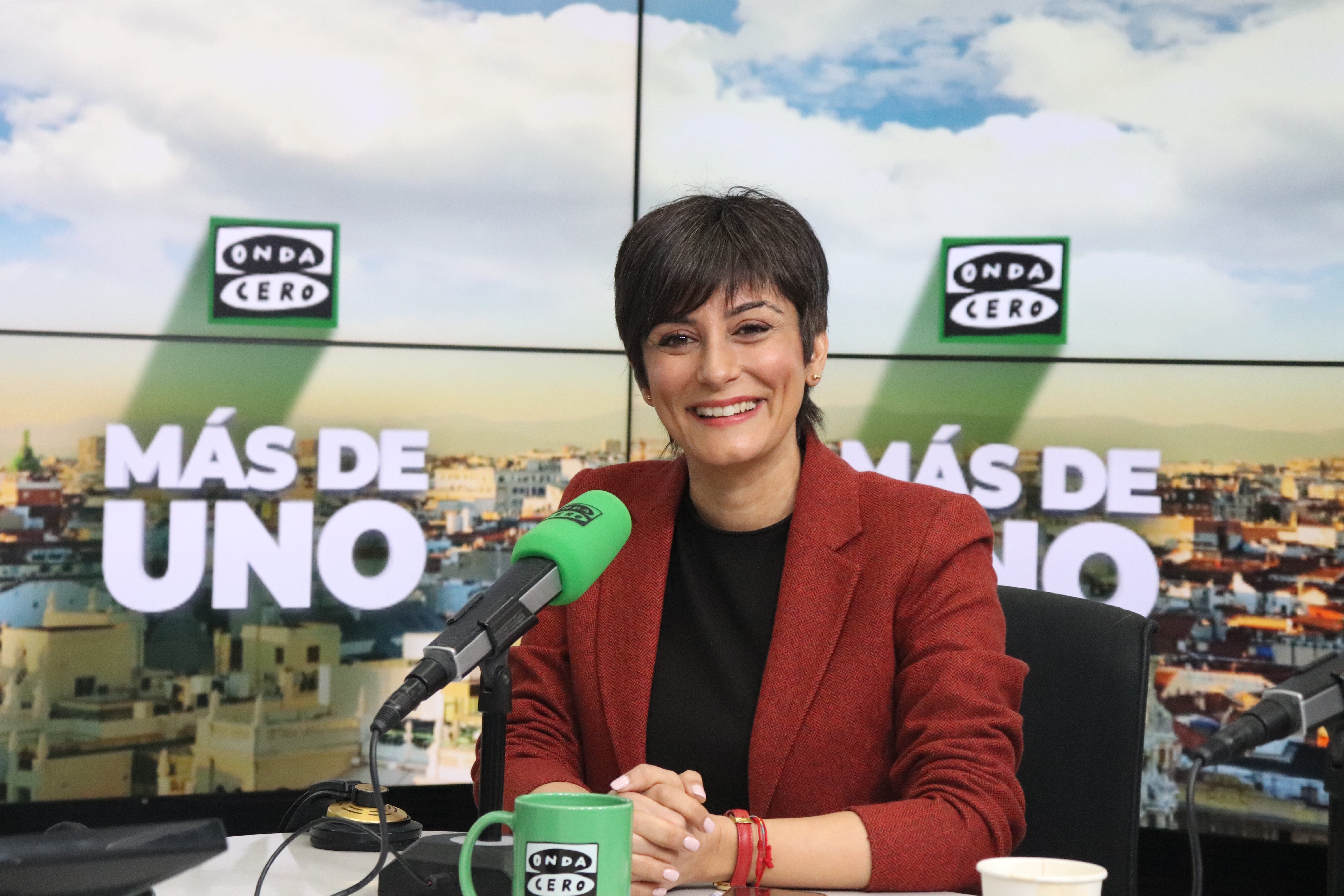 Isabel Rodríguez se revuelve contra los ataques de Sumar a la política de vivienda del Gobierno: "No me van a encontrar" — Más de uno cover