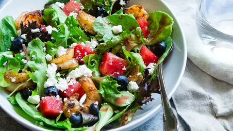 Imagen de archivo de un plato de ensalada. Imagen de archivo de un plato de ensalada.