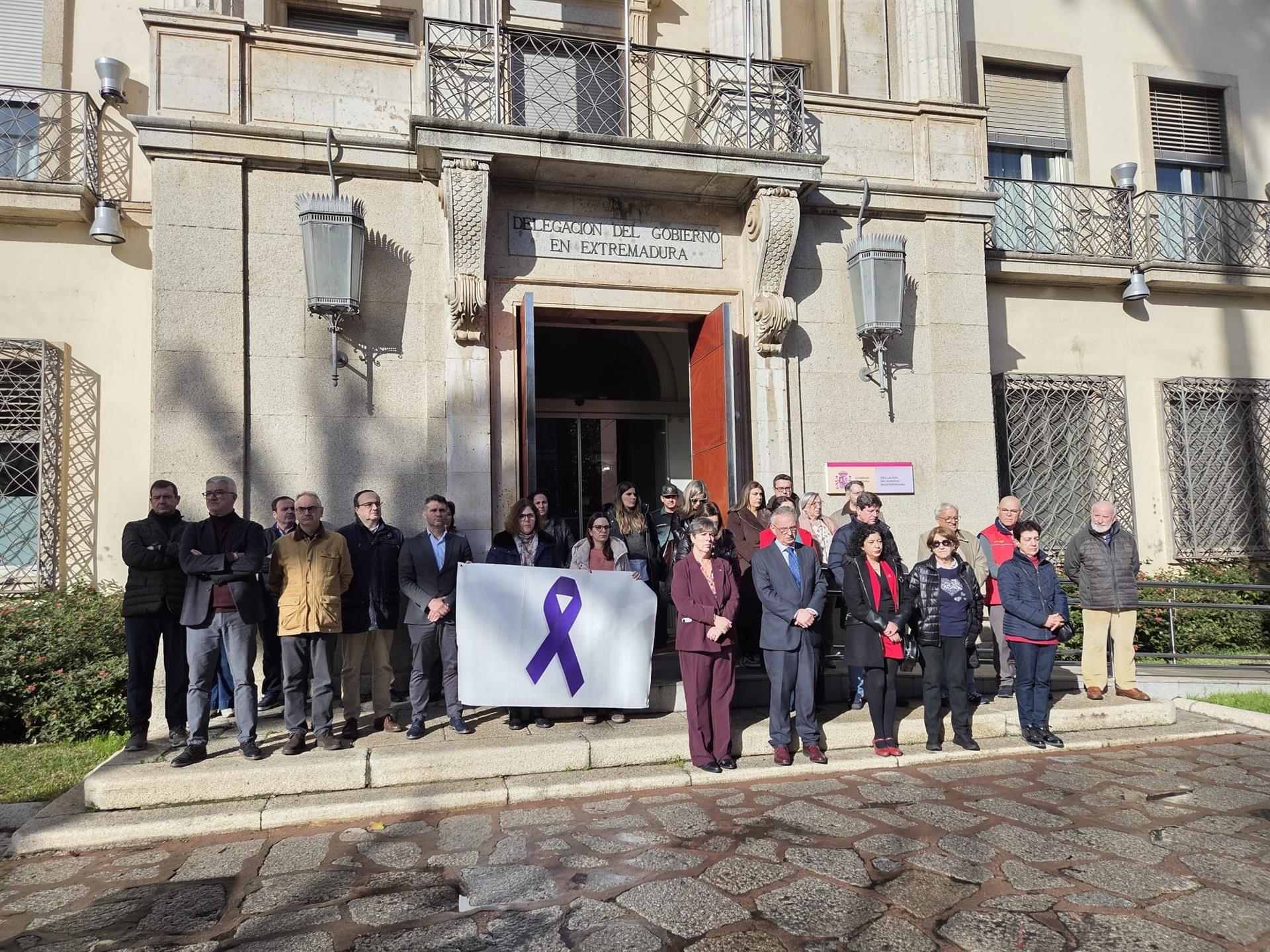 Badajoz guarda un minuto de silencio en memoria de la última víctima de violencia de género asesinada en la ciudad Badajoz guarda un minuto de silencio en memoria de la última víctima de violencia de género asesinada en la ciudad