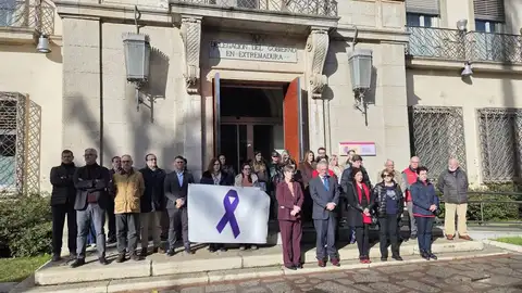 Badajoz guarda un minuto de silencio en memoria de la última víctima de violencia de género asesinada en la ciudad Badajoz guarda un minuto de silencio en memoria de la última víctima de violencia de género asesinada en la ciudad
