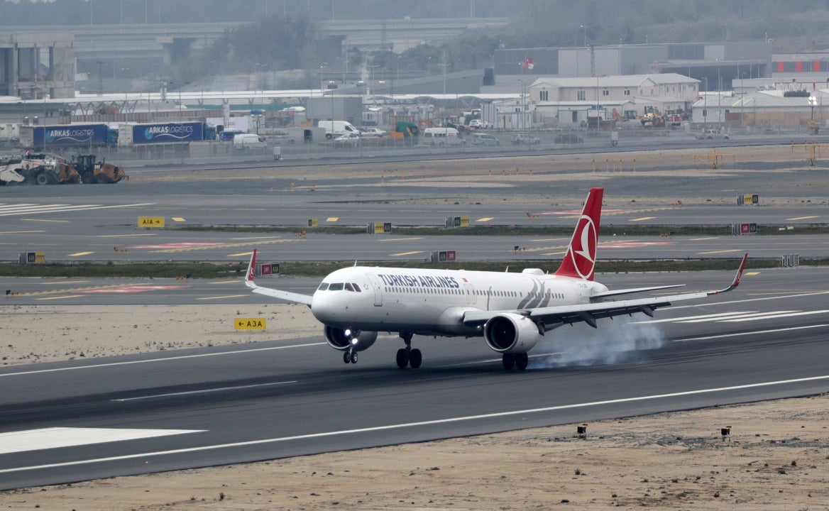 Un avión aterriza de emergencia en Barcelona tras una amenaza de bomba a bordo Un avión aterriza de emergencia en Barcelona tras una amenaza de bomba a bordo