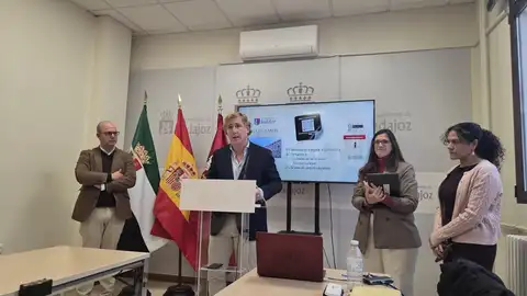 Badajoz incorporará pegatinas con QR en lugares "estratégicos" dirigidas a prevenir los suicidios con mensajes de ayuda Badajoz incorporará pegatinas con QR en lugares "estratégicos" dirigidas a prevenir los suicidios con mensajes de ayuda