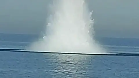 Impresionante detonación controlada en aguas de Dénia (Alicante) Impresionante detonación controlada en aguas de Dénia (Alicante)