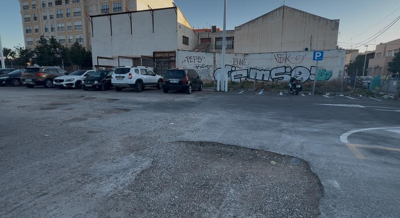 El PSOE de Elche exige acciones de mantenimiento en el aparcamiento asentado en la parcela del futuro Palacio de Congresos El PSOE de Elche exige acciones de mantenimiento en el aparcamiento asentado en la parcela del futuro Palacio de Congresos