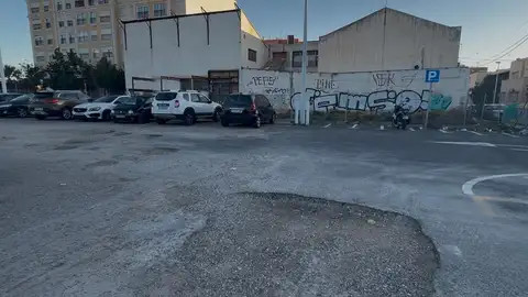 Estado en el que se encuentra el aparcamiento de la parcela en la que se construirá el Palacio de Congresos de Elche. Estado en el que se encuentra el aparcamiento de la parcela en la que se construirá el Palacio de Congresos de Elche.