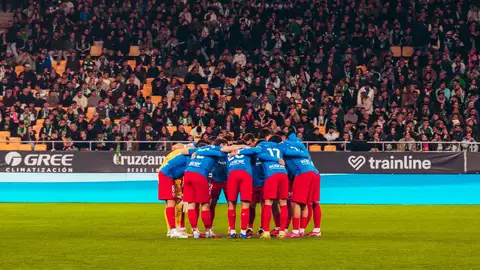 Conjura del Elche en La Cartuja antes del pitido inicial. Conjura del Elche en La Cartuja antes del pitido inicial.