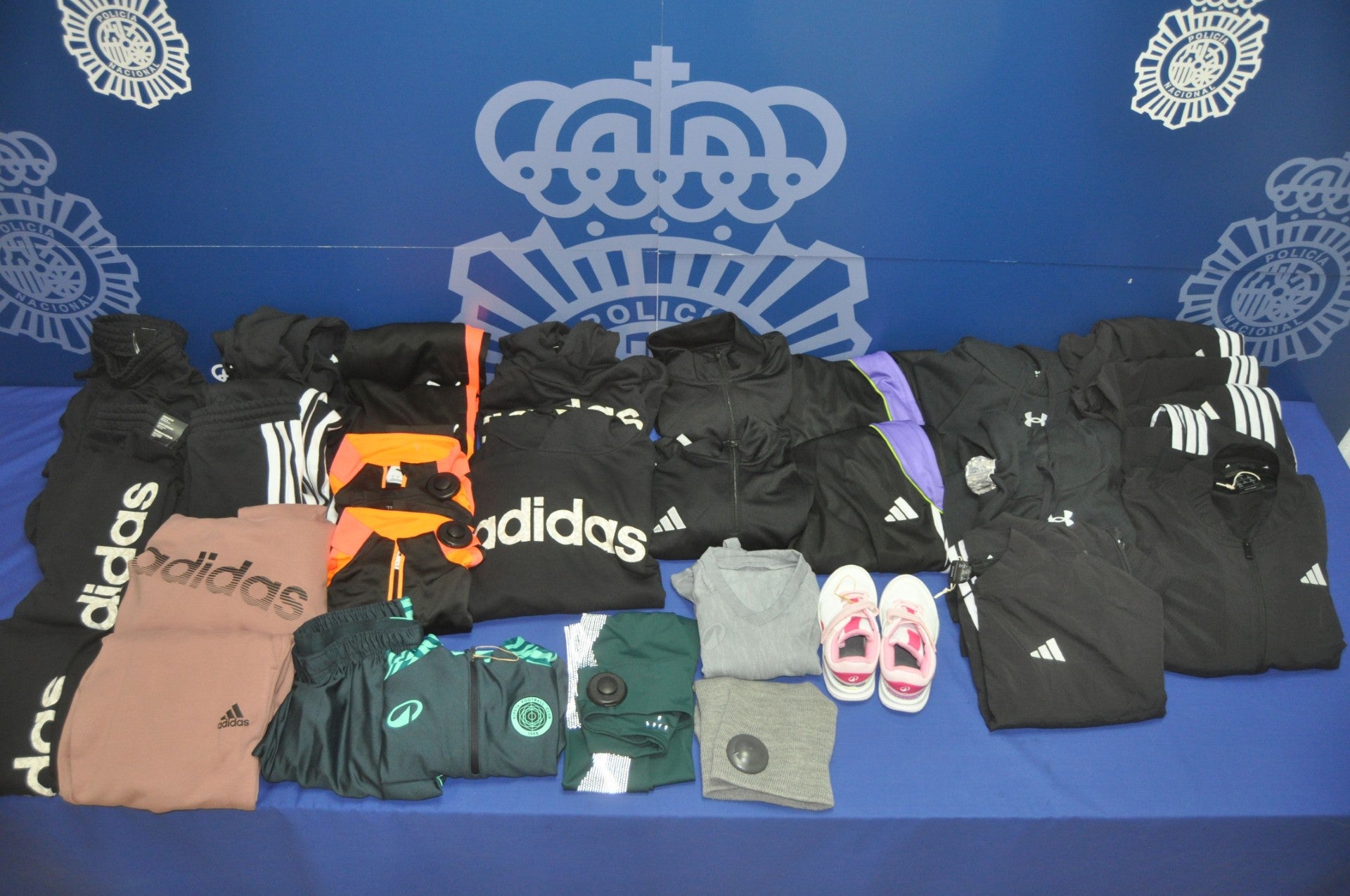 Detenidas tres mujeres en Huesca por el hurto de ropa por valor superior a 3.000 euros Detenidas tres mujeres en Huesca por el hurto de ropa por valor superior a 3.000 euros