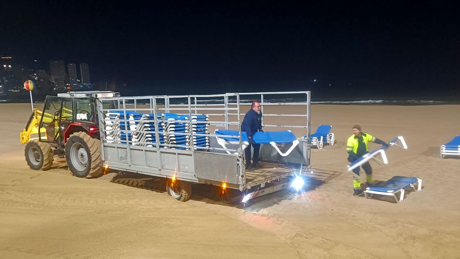 Benidorm realiza una limpieza intensiva de las playas para prepararlas de cara a las primeras citas turísticas Benidorm realiza una limpieza intensiva de las playas para prepararlas de cara a las primeras citas turísticas