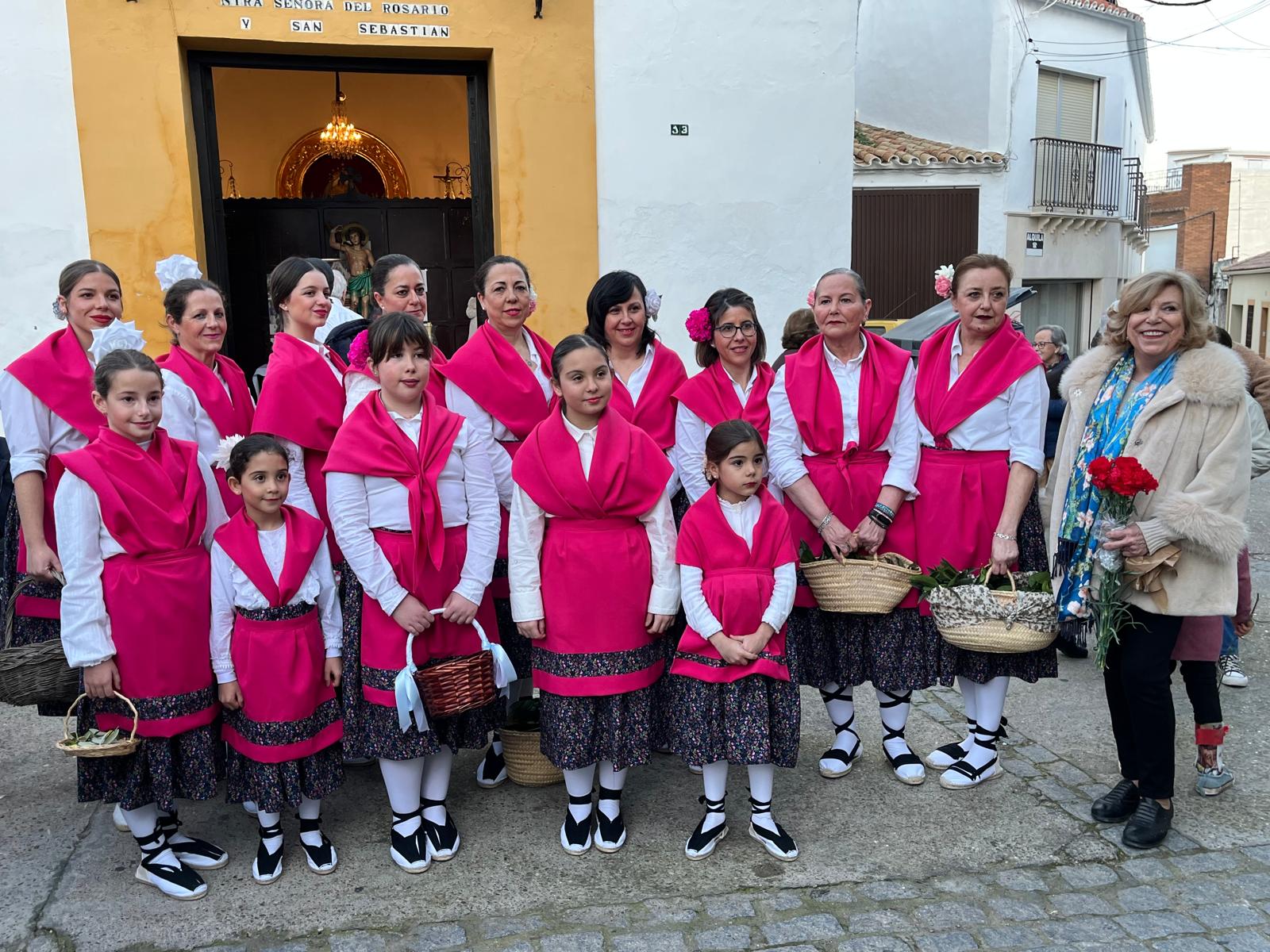 Almodóvar recupera el baile de las cortijeras en la ofrenda a San Sebastián Almodóvar recupera el baile de las cortijeras en la ofrenda a San Sebastián