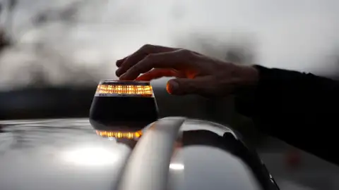 Baliza luminosa V-16 conectada, único dispositivo autorizado para señalizar una avería o incidencia en carretera. Baliza luminosa V-16 conectada, único dispositivo autorizado para señalizar una avería o incidencia en carretera.