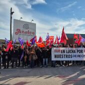 Trabajadores concentrados a las puertas de la empresa Analco de Elche.
