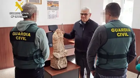 Detenidos tres vecinos de Villafranca, una pareja y su hijo, por el robo de la Virgen del Buensuceso de Fuente del Maestre Detenidos tres vecinos de Villafranca, una pareja y su hijo, por el robo de la Virgen del Buensuceso de Fuente del Maestre