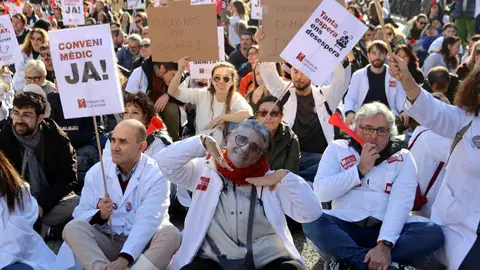 Continua la vaga de metges per reclamar un conveni propi i la fi de les guàrdies de 24 hores Continua la vaga de metges per reclamar un conveni propi i la fi de les guàrdies de 24 hores