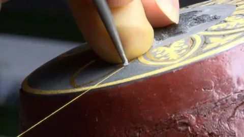 Artesanos de Toledo valoran la declaración de BIC del damasquinado Artesanos de Toledo valoran la declaración de BIC del damasquinado