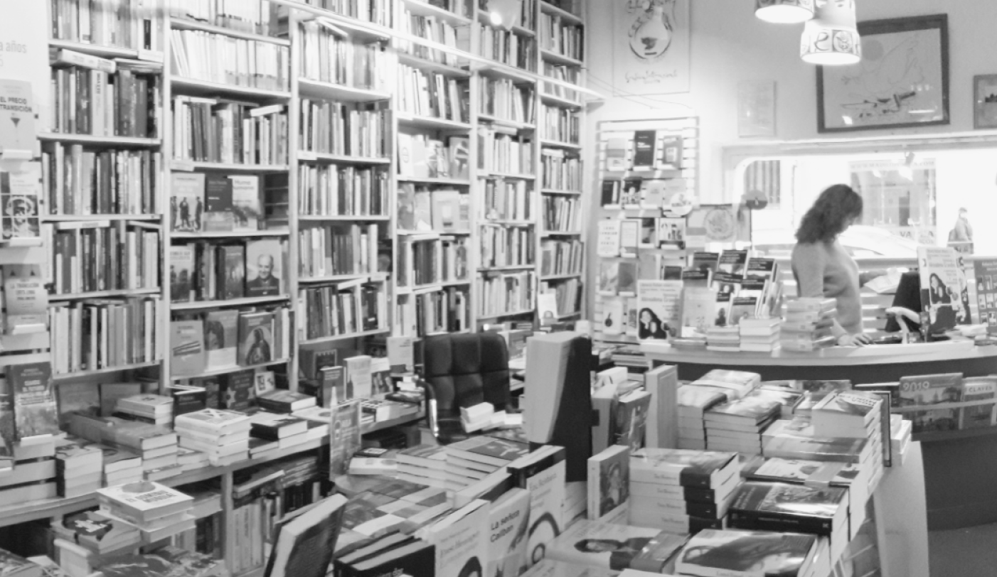 Lola Larumbe: "Entre noviembre del 75 y mediados del 77 la librería sufrió más de veinte atentados, y pasaban mucho miedo solo por el hecho de vender libros" Lola Larumbe: "Entre noviembre del 75 y mediados del 77 la librería sufrió más de veinte atentados, y pasaban mucho miedo solo por el hecho de vender libros"