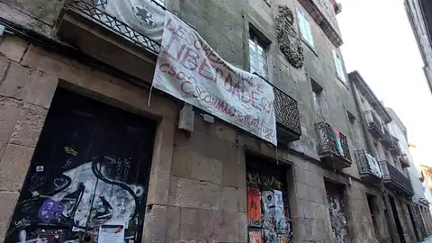 Ordenan el desalojo del edificio okupado en la Algalia de Arriba y su colectivo anuncia movilizaciones para el mismo día Ordenan el desalojo del edificio okupado en la Algalia de Arriba y su colectivo anuncia movilizaciones para el mismo día