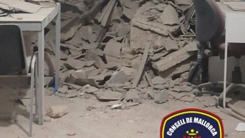 Estado en el que ha quedado la vivienda de Manacor, tras el derrumbe de parte del tejado. 