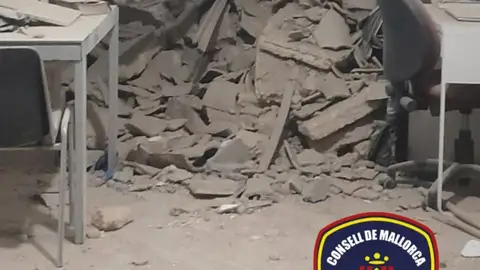 Estado en el que ha quedado la vivienda de Manacor, tras el derrumbe de parte del tejado. Estado en el que ha quedado la vivienda de Manacor, tras el derrumbe de parte del tejado.