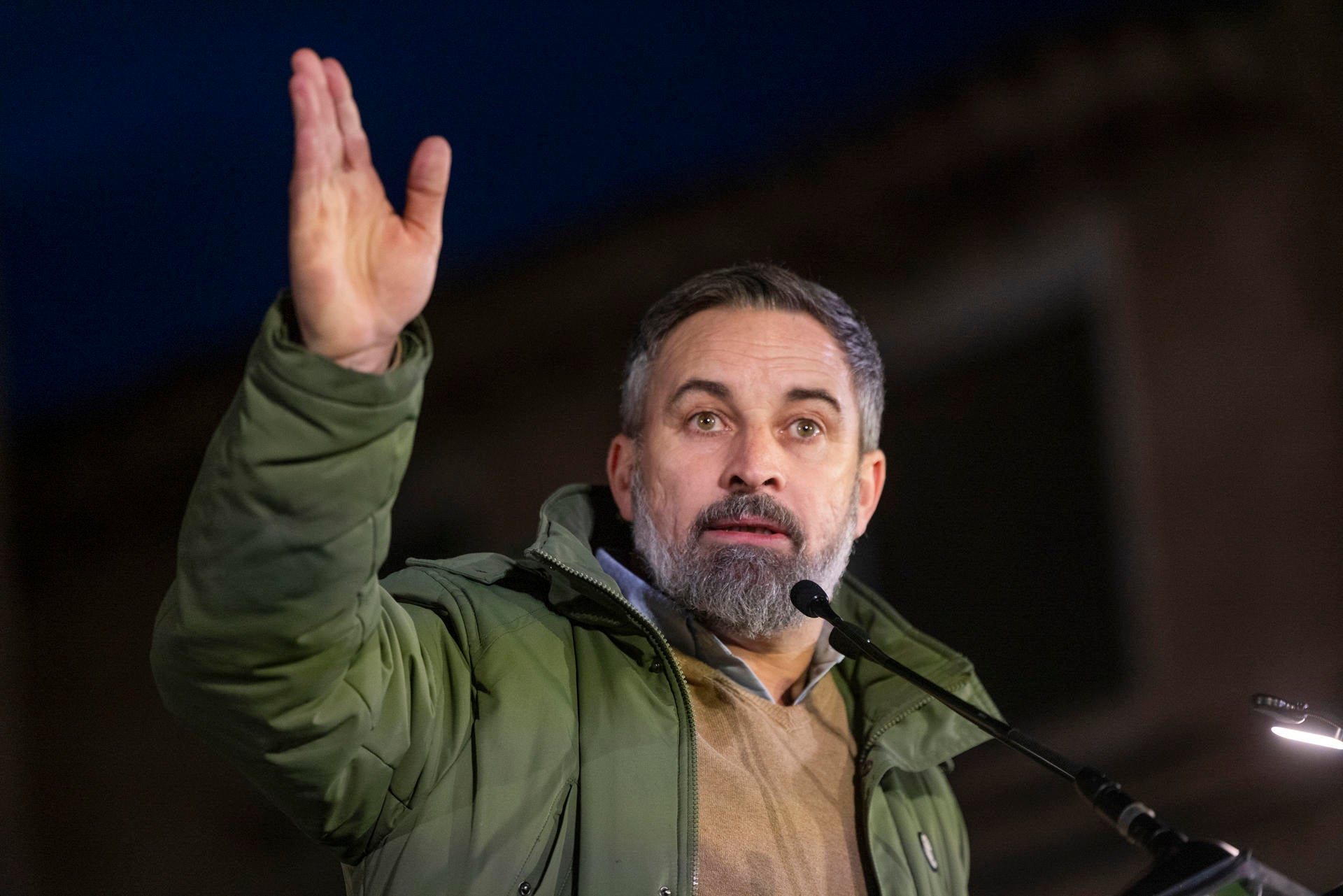 Abascal tacha de "cabrón" a Sánchez: "20 millones para las víctimas de Adamuz y 270 millones para comprar periodistas y medios" Abascal tacha de "cabrón" a Sánchez: "20 millones para las víctimas de Adamuz y 270 millones para comprar periodistas y medios"