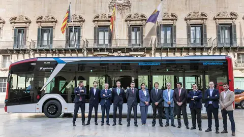 Un autobús eléctrico junto a autoridades municipales y responsables de Vectalia MIA Un autobús eléctrico junto a autoridades municipales y responsables de Vectalia MIA