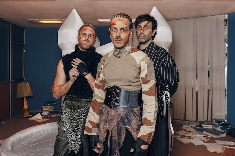 Una mujer saca dinero de un cajero en Madrid, el día después del apagón Una mujer saca dinero de un cajero en Madrid, el día después del apagón