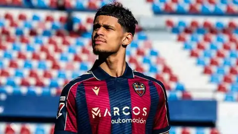 Así ha sido la llegada de Ugo Raghouber al Levante UD hasta final de temporada Así ha sido la llegada de Ugo Raghouber al Levante UD hasta final de temporada