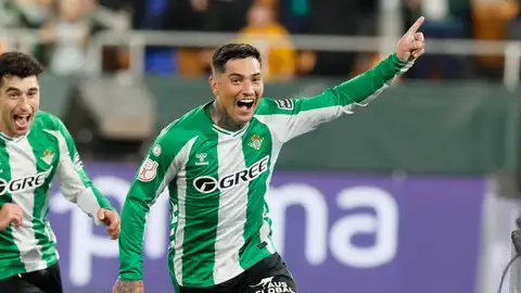 El delantero argentino del Betis, Chimy Ávila, celebra su segundo gol para el equipo bético durante el encuentro correspondiente a los octavos de final de la Copa del Rey que disputan hoy miércoles Betis y Elche en el estadio de La Cartuja, en Sevilla El delantero argentino del Betis, Chimy Ávila, celebra su segundo gol para el equipo bético durante el encuentro correspondiente a los octavos de final de la Copa del Rey que disputan hoy miércoles Betis y Elche en el estadio de La Cartuja, en Sevilla
