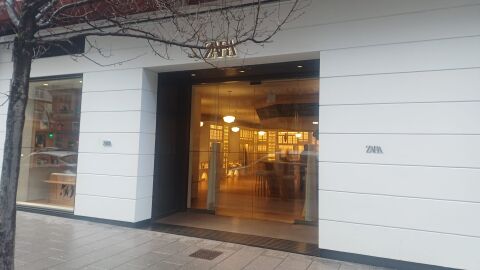 Fachada del Zara de Juan Flórez, que cerrará el próximo 30 de enero Fachada del Zara de Juan Flórez, que cerrará el próximo 30 de enero