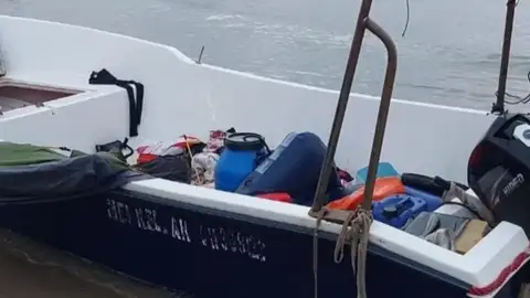 Dos menores y ocho adultos han llegado esta madrugada en patera a Benidorm Dos menores y ocho adultos han llegado esta madrugada en patera a Benidorm