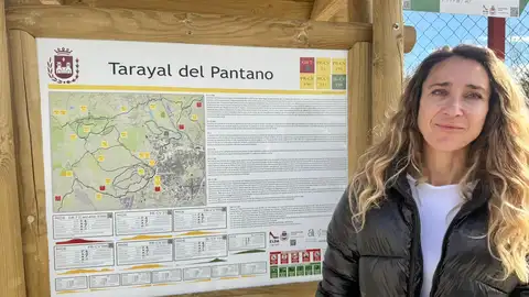 La concejala Cristina Rodríguez junto a uno de los carteles del nuevo sendero acondicionado en Elda. La concejala Cristina Rodríguez junto a uno de los carteles del nuevo sendero acondicionado en Elda.